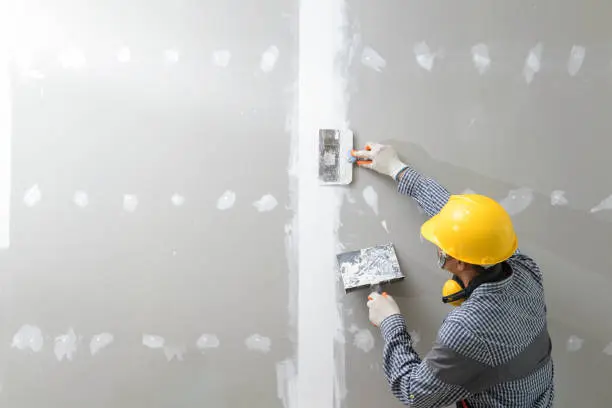 Alçıpan duvar köşe birleşiminde çalışan usta