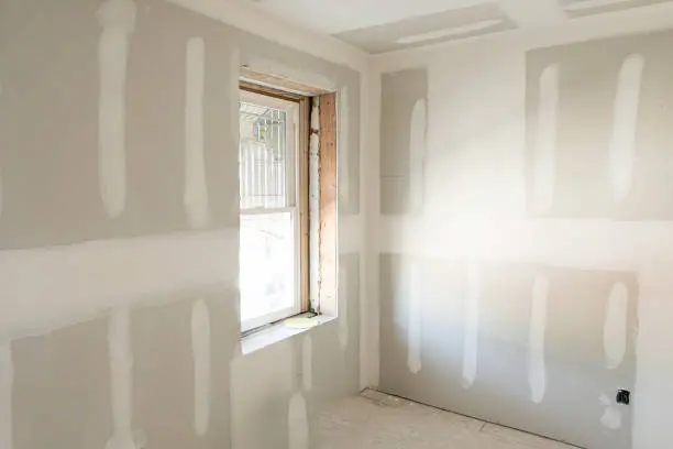 Pencere kenarında alçıpan duvar uygulaması